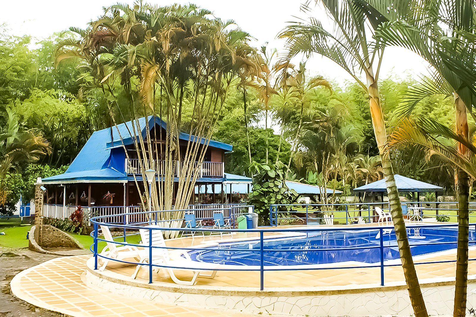 Alquiler arrendamiento Finca Santa Antonio ofrece excelentes paisajes llenos de tranquilidad, ubicada en el Darién, a solo 7 minutos del Lago Calima. Se caracteriza por su clima agradable y entorno natural perfecto para descansar.
